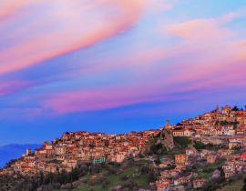 Lais Puzzle - Arachova ist ein Bergdorf und eine ehemalige Gemeinde im westlichen Teil von Böotien, Griechenland, in der Nähe von Delphi - 40, 100, 200, 500, 1.000 & 2.000 Teile