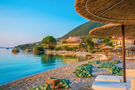 Lais Puzzle - Schöner Blick auf den vom Sonnenaufgang beleuchteten Strand von Nikiana auf der Insel Lefkada, Griechenland - 2.000 Teile