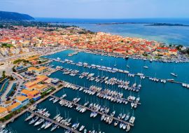 Lais Puzzle - Segelboote im Yachthafen und die Stadt Lefkada, Griechenland - 1.000 Teile