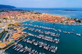 Lais Puzzle - Segelboote im Yachthafen und die Stadt Lefkada, Griechenland - 2.000 Teile