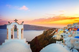 Lais Puzzle - Stadtbild von Oia, traditionelles griechisches Dorf auf Santorin, mit weißem Glockenturm bei Sonnenuntergang, Griechenland - 2.000 Teile
