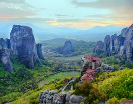 Lais Puzzle - Meteora ist Teil des UNESCO-Weltkulturerbes. Meteora ist ein großer Klosterkomplex mit neun Klöstern, die auf schwierigen, hohen Klippen gebaut wurden, die an Steinsäulen erinnern. - 40, 100, 200, 500, 1.000 & 2.000 Teile