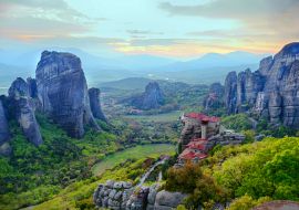 Lais Puzzle - Meteora ist Teil des UNESCO-Weltkulturerbes. Meteora ist ein großer Klosterkomplex mit neun Klöstern, die auf schwierigen, hohen Klippen gebaut wurden, die an Steinsäulen erinnern. - 1.000 Teile