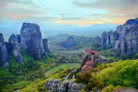 Lais Puzzle - Meteora ist Teil des UNESCO-Weltkulturerbes. Meteora ist ein großer Klosterkomplex mit neun Klöstern, die auf schwierigen, hohen Klippen gebaut wurden, die an Steinsäulen erinnern. - 2.000 Teile