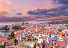 Lais Puzzle - Sonnenuntergang über Skiathos-Stadt auf der Insel Skiatos, Griechenland. Schöner Blick auf die Altstadt mit Booten im Hafen - 1.000 Teile