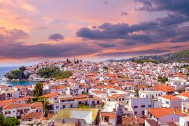 Lais Puzzle - Sonnenuntergang über Skiathos-Stadt auf der Insel Skiatos, Griechenland. Schöner Blick auf die Altstadt mit Booten im Hafen - 2.000 Teile