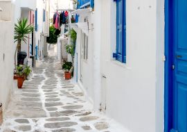 Lais Puzzle - Enge Straße mit weißen Häusern, Griechenland - 1.000 Teile