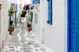 Lais Puzzle - Enge Straße mit weißen Häusern, Griechenland - 2.000 Teile