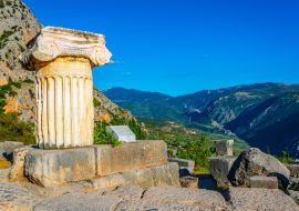Lais Puzzle - eine alte Säule in der antiken Stätte von Delphi in Griechenland - 1.000 Teile