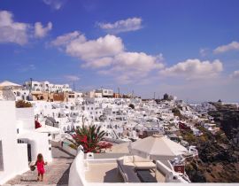 Lais Puzzle - Eine nette kleine Touristin macht einen Spaziergang durch die Straßen von Santorin - 40, 100, 200, 500, 1.000 & 2.000 Teile