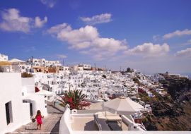 Lais Puzzle - Eine nette kleine Touristin macht einen Spaziergang durch die Straßen von Santorin - 1.000 Teile
