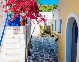 Lais Puzzle - Malerische Gasse mit schönen rosa Bougainvillea-Blüten und gelben Hauswänden. Bunte griechische Straße in Lefkes, Insel Paros - 40, 100, 200, 500, 1.000 & 2.000 Teile