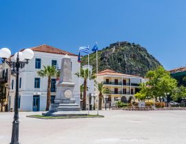 Lais Puzzle - Ein Platz in Nafplion und die Burg oberhalb der Stadt - 40, 100, 200, 500, 1.000 & 2.000 Teile