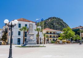 Lais Puzzle - Ein Platz in Nafplion und die Burg oberhalb der Stadt - 1.000 Teile
