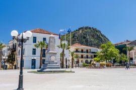 Lais Puzzle - Ein Platz in Nafplion und die Burg oberhalb der Stadt - 2.000 Teile