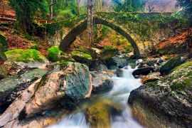 Lais Puzzle - Die alte Steinbrücke (erbaut im Jahr 1787) in der Nähe des Dorfes Tsangarada, Berg Pelion, Präfektur Magnesia, Thessalien, Griechenland - 2.000 Teile