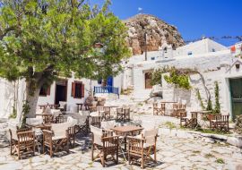 Lais Puzzle - Traditionelle griechische Straße mit Blumen und Cafétischen auf der Insel Amorgos, Kykladen, Griechenland - 1.000 Teile