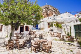 Lais Puzzle - Traditionelle griechische Straße mit Blumen und Cafétischen auf der Insel Amorgos, Kykladen, Griechenland - 2.000 Teile