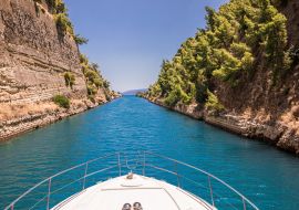 Lais Puzzle - Durchfahrt durch den Kanal von Korinth mit einer Yacht, Griechenland. Der Kanal von Korinth verbindet den Golf von Korinth mit dem Saronischen Golf im Ägäischen Meer - 1.000 Teile