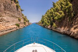 Lais Puzzle - Durchfahrt durch den Kanal von Korinth mit einer Yacht, Griechenland. Der Kanal von Korinth verbindet den Golf von Korinth mit dem Saronischen Golf im Ägäischen Meer - 2.000 Teile