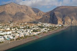 Lais Puzzle - Der berühmte Vulkanstrand und die Bucht des Dorfes Perissa, Insel Santorin, Kykladen, Griechenland - 2.000 Teile