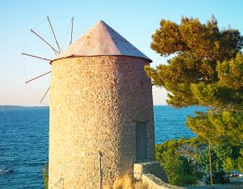 Lais Puzzle - Schöne Aussicht auf alte Windmühle und Meer auf der Insel Hydra, Griechenland bei Sonnenuntergang - 40, 100, 200, 500, 1.000 & 2.000 Teile
