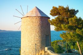 Lais Puzzle - Schöne Aussicht auf alte Windmühle und Meer auf der Insel Hydra, Griechenland bei Sonnenuntergang - 2.000 Teile