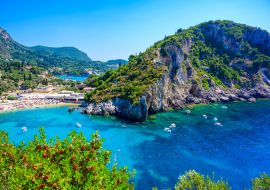 Lais Puzzle - Agios Spiridon Beach mit kristallklarem, azurblauem Wasser und weißem Strand in wunderschöner Landschaftskulisse - paradiesische Küste der Insel Korfu bei Paleokastritsa, Ionischer Archipel, Griechenland - 1.000 Teile