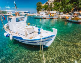 Lais Puzzle - Traditionelles Fischerboot in einer kristallklaren Bucht im Mittelmeer auf der Insel Ithaka, Griechenland - 40, 100, 200, 500, 1.000 & 2.000 Teile