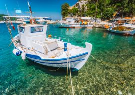 Lais Puzzle - Traditionelles Fischerboot in einer kristallklaren Bucht im Mittelmeer auf der Insel Ithaka, Griechenland - 1.000 Teile