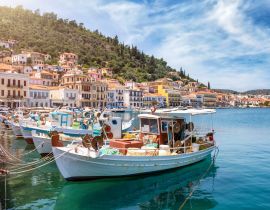 Lais Puzzle - Blick auf den Ort von Gytheio, südliches Peloponnes, Griechenland, mit traditionellen Fischerbooten, Tavernen am Meer und Sonnenschein - 40, 100, 200, 500, 1.000 & 2.000 Teile