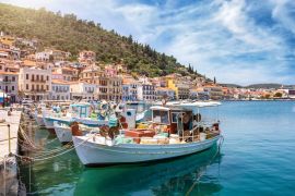 Lais Puzzle - Blick auf den Ort von Gytheio, südliches Peloponnes, Griechenland, mit traditionellen Fischerbooten, Tavernen am Meer und Sonnenschein - 2.000 Teile