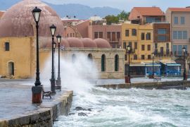 Lais Puzzle - Vom Sturm überflutete Straßen am Meer in Kasteli, der Stadt von Chania, der zweitgrößten Stadt auf Kreta, Griechenland - 2.000 Teile