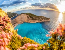 Lais Puzzle - Navagio-Strand mit Schiffswrack und bunten Blumen auf der Insel Zakynthos, Griechenland - 40, 100, 200, 500, 1.000 & 2.000 Teile