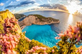 Lais Puzzle - Navagio-Strand mit Schiffswrack und bunten Blumen auf der Insel Zakynthos, Griechenland - 2.000 Teile