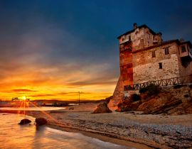 Lais Puzzle - Sonnenuntergangsfoto neben dem Turm von Ouranoupolis ("Prosphorios-Turm"), Chalkidiki, Mazedonien, Griechenland. Ouranoupolis ist das Tor zum Berg Athos, bekannt als "Agion Oros". - 40, 100, 200, 500, 1.000 & 2.000 Teile