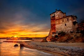 Lais Puzzle - Sonnenuntergangsfoto neben dem Turm von Ouranoupolis ("Prosphorios-Turm"), Chalkidiki, Mazedonien, Griechenland. Ouranoupolis ist das Tor zum Berg Athos, bekannt als "Agion Oros". - 2.000 Teile