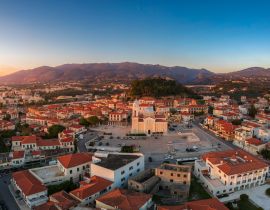 Lais Puzzle - Luftaufnahme des Burghügels und der Metropolitankirche von Ypapanti in der historischen Altstadt der Küstenstadt Kalamata, Griechenland - 40, 100, 200, 500, 1.000 & 2.000 Teile