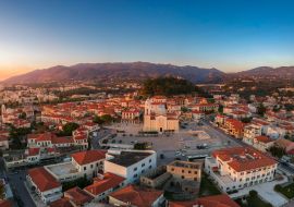 Lais Puzzle - Luftaufnahme des Burghügels und der Metropolitankirche von Ypapanti in der historischen Altstadt der Küstenstadt Kalamata, Griechenland - 1.000 Teile