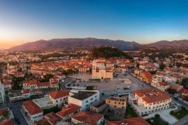 Lais Puzzle - Luftaufnahme des Burghügels und der Metropolitankirche von Ypapanti in der historischen Altstadt der Küstenstadt Kalamata, Griechenland - 2.000 Teile