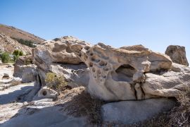 Lais Puzzle - Granitgraue Felsen, geformt durch das Meersalz und den Wind im Hintergrund. Kolymbithres Paros Insel Griechenland - 2.000 Teile