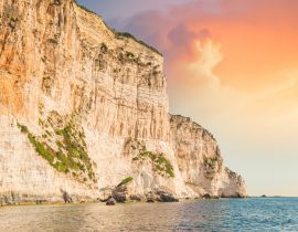 Lais Puzzle - Geschichtete Felsklippen mit Pflanzen in der Nähe der Küste der Insel Korfu - 40, 100, 200, 500, 1.000 & 2.000 Teile