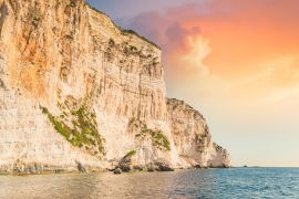 Lais Puzzle - Geschichtete Felsklippen mit Pflanzen in der Nähe der Küste der Insel Korfu - 2.000 Teile