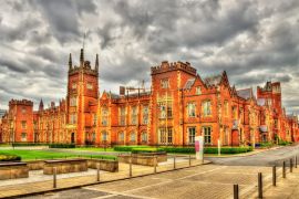 Lais Puzzle - Blick auf die Queen's University in Belfast - Nordirland - 2.000 Teile
