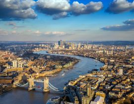 Lais Puzzle - London, England - Skyline der berühmten Tower Bridge mit rotem Doppeldeckerbus und Canary Wharf-Wolkenkratzern im Hintergrund - 40, 100, 200, 500, 1.000 & 2.000 Teile