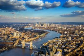 Lais Puzzle - London, England - Skyline der berühmten Tower Bridge mit rotem Doppeldeckerbus und Canary Wharf-Wolkenkratzern im Hintergrund - 2.000 Teile