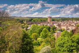Lais Puzzle - Richmond Town and Castle / Die Marktstadt Richmond liegt am Rande der North Yorkshire Dales, am Ufer des Flusses Swale - 2.000 Teile