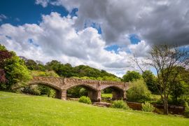 Lais Puzzle - Mercury Bridge Richmond / Der Marktflecken Richmond liegt am Rande der North Yorkshire Dales, am Ufer des Flusses Swale - 2.000 Teile