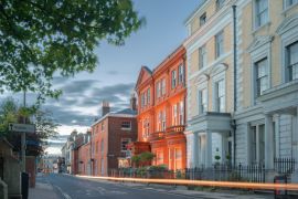 Lais Puzzle - Southgate Street im Zentrum von Winchester an einem warmen Sommerabend - 2.000 Teile