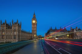 Lais Puzzle - London, England - Der berühmte Big Ben und die Houses of Parliament mit den Lichtern von Doppeldeckerbussen auf der Westminster Bridge in der Morgendämmerung - 2.000 Teile